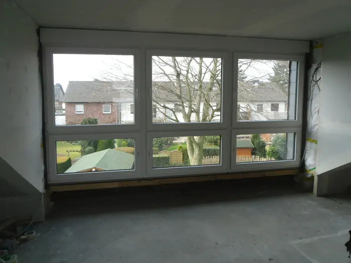 Neues Fensterband im ausgebauten Dachgeschoss, Innenraum noch im Rohbauzustand