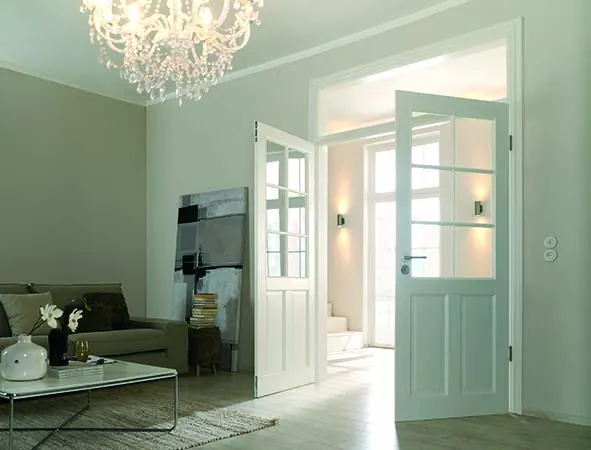 Zweiflügelige Innentür mit Sprossenverglasung zwischen Wohnzimmer und Flur