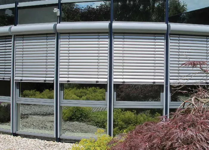 Raffstore an einer verglasten Fensterfront eines Wohnhauses